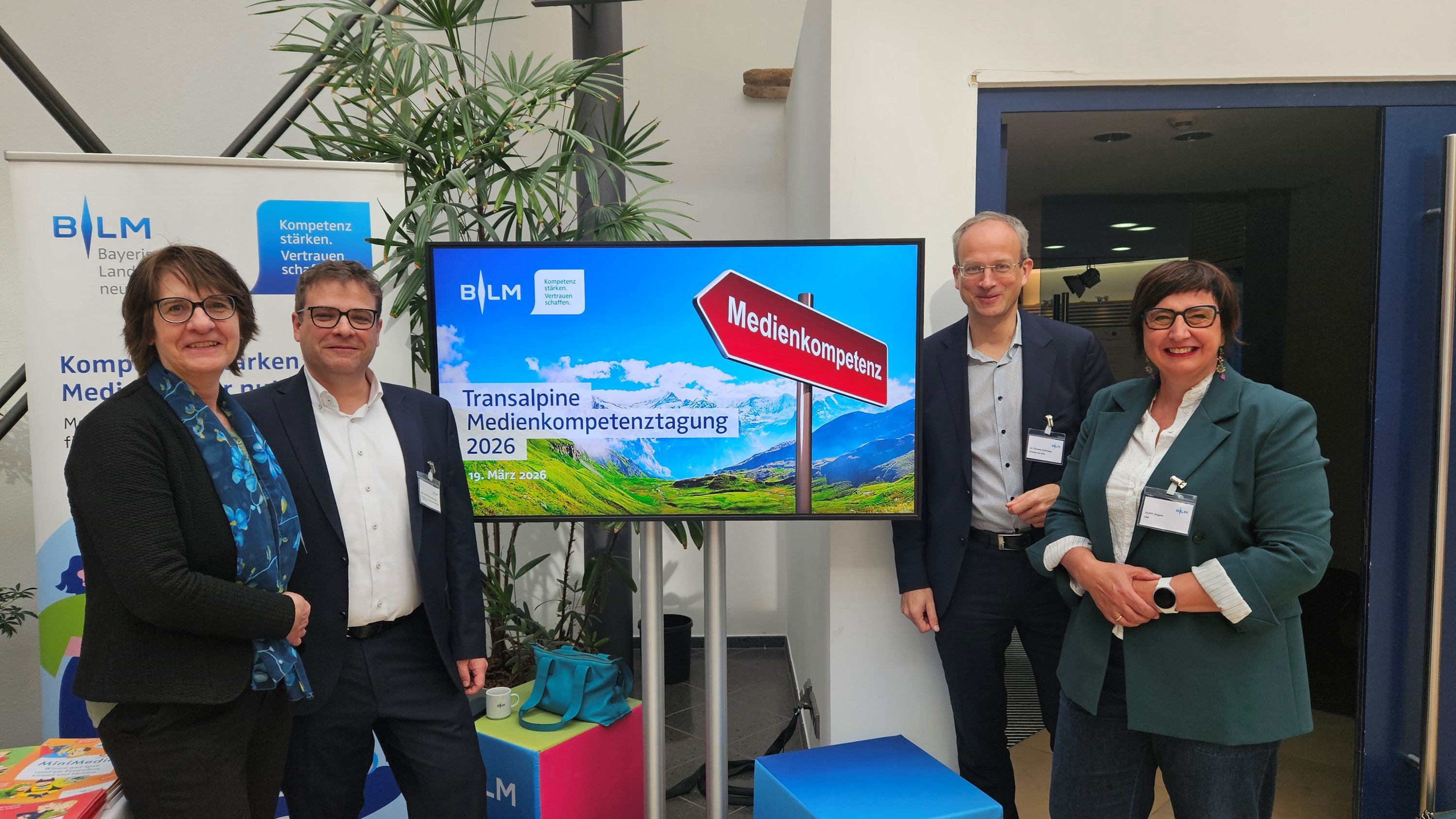 (v.r.n.l.) Judith Gögele, Thorsten Schmiege (Gastgeber BLM Bayern), Stefan Rauschenberger (RTR Österreich), Susanne Marxer (Bakom Schweiz). (Foto: Kommunikationsbeirat)