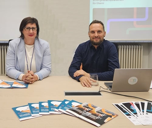 Judith Gögele, Präsidentin des Landesbeirats für das Kommunikationswesen, und Manuel Oberkalmsteiner vom Forum Prävention (Foto: Landesbeirat für das Kommunikationswesen)